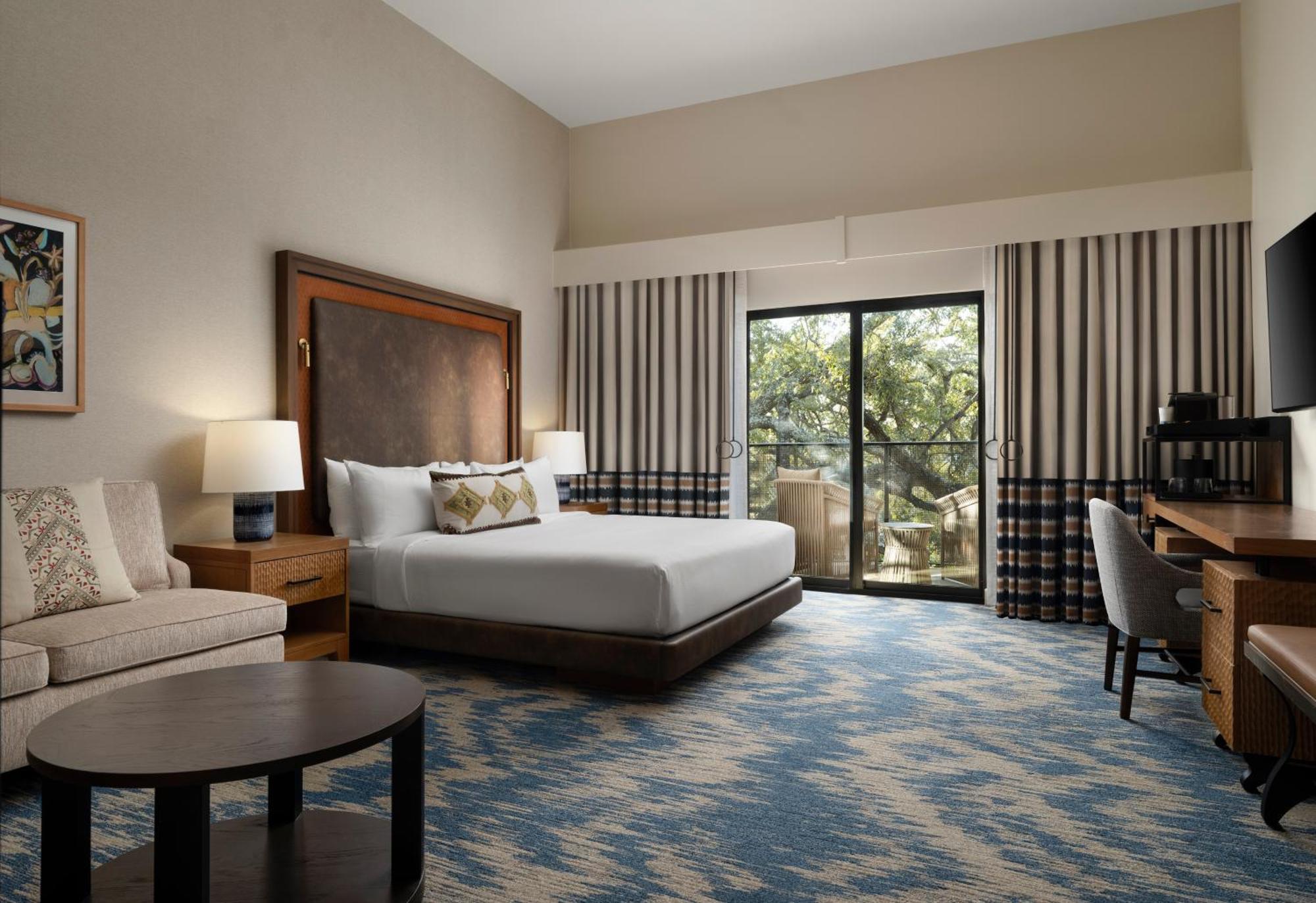 Habitación grande con cama extragrande y vistas al jardín